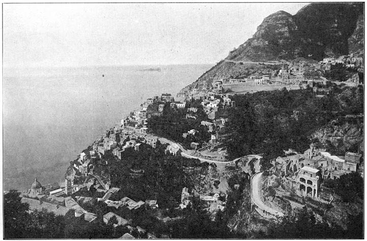 Positano met den weg van Amalfi naar Sorrento. In de verte &eacute;&eacute;n der Sireneneilanden. (Galli).