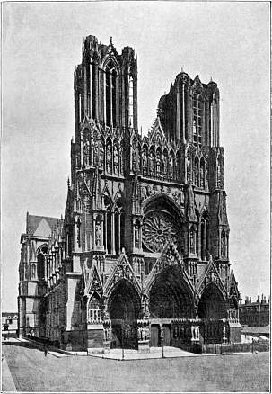 Kathedraal van Reims waarheen Karel VII door Jeanne d' Arc en haar zegevierend leger geleid
    werd, om daar gekroond te worden. De Kathedraal, die zich bij het uitbreken van den tegenwoordigen
    wereldoorlog nog in den zelfden toestand bevond, heeft thans door het
    bombardement van de stad zeer geleden.--(Naar een photographie)